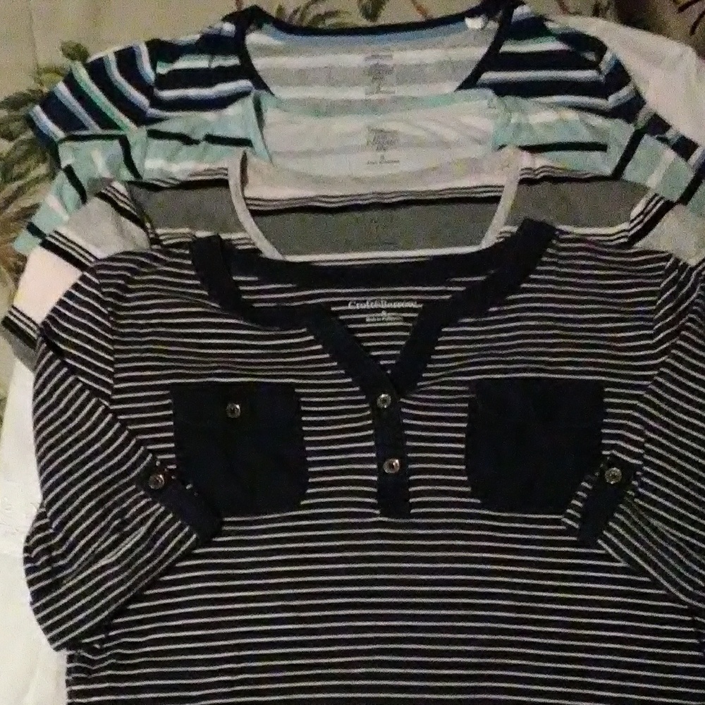 4 Croft and Barrow Classic tee shirts size small